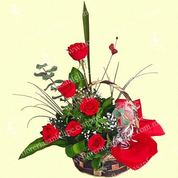 Canasta de Mimbre con 6 Rosas Rojas y Chocolates